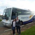 Junko en Kate (vlnr) voor de toerbus